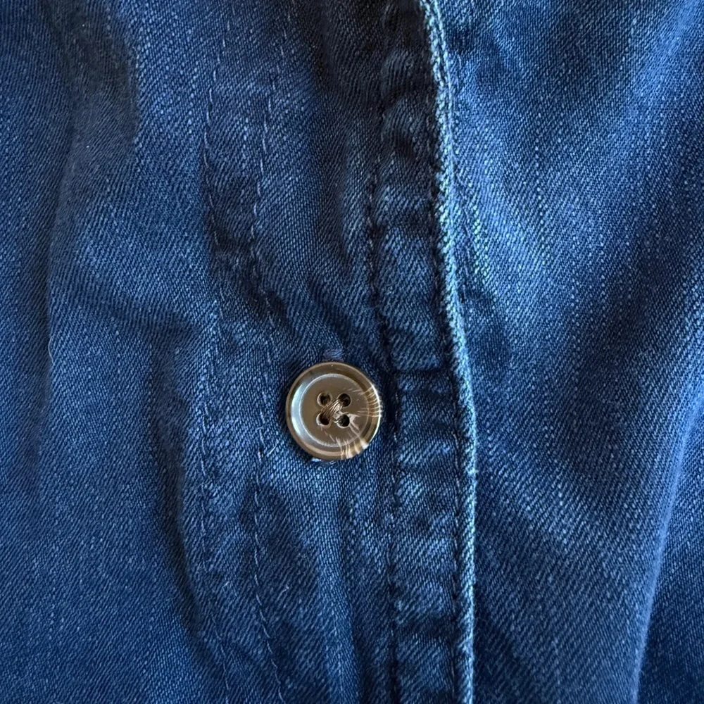 Chambray denim Sleeveless Tie-Waist Top - Picture 4 of 5